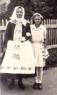 1944 - Lola při biřmování se svojí kmotřenkou