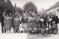 1981 - setkání padesátníků, Lola drží dole kruh s padesátkou