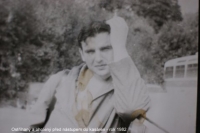 Ostříhaný a oholený před vstupem do kasáren - rok 1982