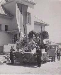 Zdobený alegorický vůz v Kostelci