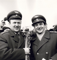 Vladimír Remek s Oldřichem Pelčákem ve středisku, 1978
