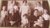 Rodinná fotografie Rathových (Emilie - batole vpravo dole)