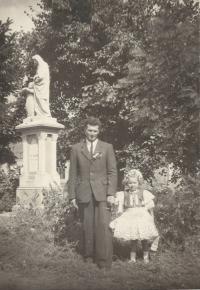 1950 - manžel Jan s dcerou, když byla Antonie v porodnici s druhým dítětem