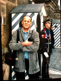 Jiří Jírů před hradní stráží, Praha 1994