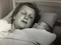 Jiří s maminkou, narození, Praha 1946