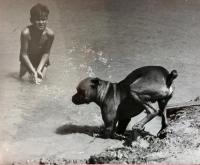 Jiří se psem strýce Václava Dagorem, Praha asi 1958, fotografoval Václav Jírů