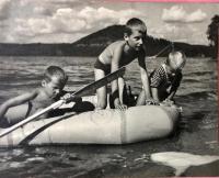 Tři bratři zleva Jiří, Karel, Petr, Máchovo jezero asi 1955