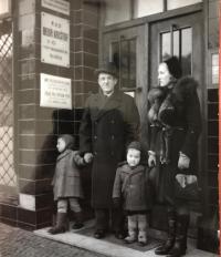 Zleva Karel, dědeček Mencl, Jiří, maminka, Praha 1948