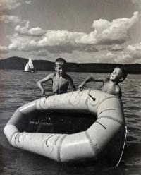 Zleva Karel a Jiří, Máchovo jezero asi 1958, fotografoval Václav Jírů