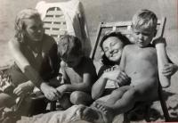 Zleva maminka Jiřina, bratr Karel, teta Lída Jírů a Jiří, Černolice 1949