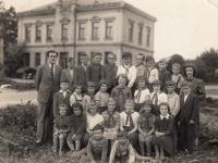 Jan Opočenský (syn), pátý zleva nahoře s brýlemi, 2. třída Chotiněves 1958-59