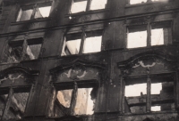 vypálená radnice 1945