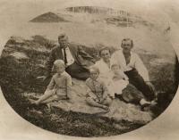 rodina manželky - vpravo tatínek Bedřich Švejdar, vzadu dědeček Opočenský
