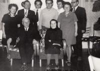 rodina, vepředu rodiče Vladislav a Anna Vlkovi