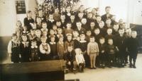 Evangelický sbor v Buratynu  ve Volyni 1936, 2.řada v 4zprava, za blonďatým chlapečkem