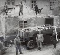 Dělníci při opravě fary v Rudné pod Pradědem.