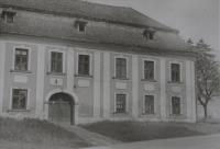 Fara ve farnosti Dolany, kde byl pamětník Antonín Pospíšil farářem v letech 1980-92 a tuto faru opravoval.