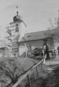 kostel v Dlouhomilově, který opravoval pamětník Antonín Pospíšil a jako kněz zde působil v letech 1979-1980.