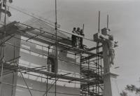 kostel v Dlouhomilově, který opravoval pamětník Antonín Pospíšil a jako kněz zde působil v letech 1979-1980.