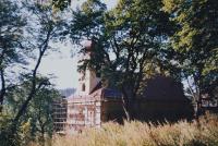 Oprava kostela v Domašově nad Bystřicí. Kostel opravoval Antonín Pospíšil v době, kdy byl v této farnosti farářem (1992-2005).