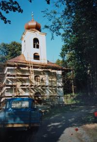 Oprava kostela v Domašově nad Bystřicí. Kostel opravoval Antonín Pospíšil v době, kdy byl v této farnosti farářem (1992-2005).
