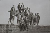 Pamětník Antonín Pospíšil dole vpravo s Antonínem Kolářem dole vlevo na výletě se skauty z Hranic, které založili a vedli krátkou dobu od roku 1968.