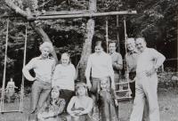 Pamětník Antonín Pospíšil na výletě s mládeží do NDR, přibližně kolem roku 1977.