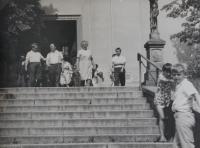 Pamětník Antonín Pospíšil před kostelem.