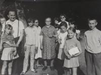 Pamětník Antonín Pospíšil s farníky z farnosti Andělská Hora.