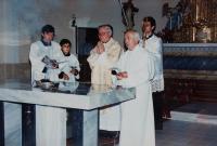 Svěcení opraveného kostela v Domašově nad Bystřicí, před oltářem biskup Josef Hrdlička a po jeho levici pamětník Antonín Pospíšil, který tento kostel opravoval a byl zde farářem v letech 1992-2005.