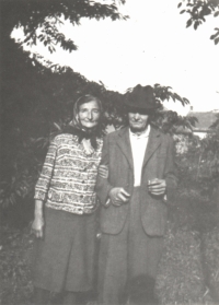 Otec pamětníka Rostislav Bábek s ženou.