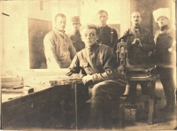 Otec pamětníka Rostislav Bábek na fotografii nejspíše druhý zleva v československých legií v Krasnojaroku 1919.