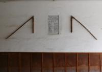 Pamětní deska vlastníků gruntu Lakomých umístěné v průjezdu domu