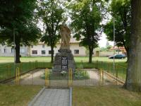 Pomník padlých ve světových válkách v Břuchotíně v roce 2018