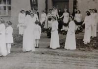 Vynášení pánbíčka na Velikonoce v Břuchotíně v 40. letech 