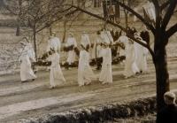 Vynášení pánbíčka na Velikonoce v Břuchotíně v 40. letech . 