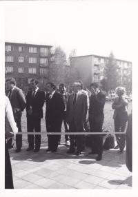 Otevírání porubského bazénu, přestříhávání pásky