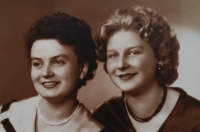 Jarmila se sestrou Evou