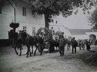 Parade in front of the farm no. 15 in the 1920s