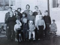 Matka Františka Langerová s vnoučaty