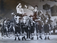 Jaroslav Schimmer a jeho kolegové v jednom z mnoha revue.