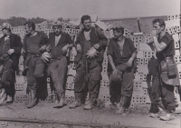 Čekání na nástup na směnu (děda druhý zleva)