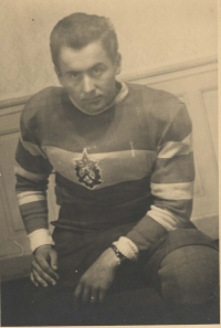 děda ve svém hokejovém dresu
