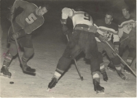 hokejový klub Tatran Opava se za dědu občansky zaručil, aby ho pustil z lágru předčasně