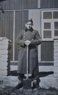 Bedřich s rýčem (tehdy jeho jediná zbraň). Lodž duben 1943.
