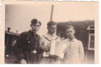 Bedřich s kamarády u harmoniky.