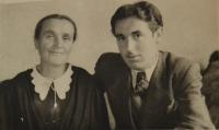 Bedřich s matkou před odjezdem do Československa. Drážďany 1948.