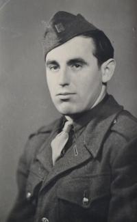 Bedřich v uniformě ČSLA. Beroun 1949.
