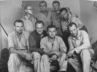 Skupina muklů na pracovišti Teplička u Horního Slavkova v r. 1952 (Josef Plocek vlevo nahoře)