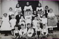 Prarodiče Josef a Kateřina Pazderkovy s vnoučaty